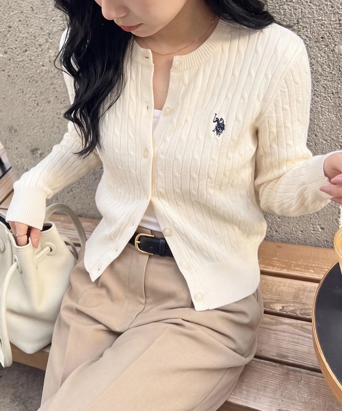U.S. POLO ASSN.(ユーエスポロアッスン)の「【U.S. POLO ASSN.】26AW新色入荷 ワンポイントロゴ ポニー刺繍 ミニケーブルカーディガン(カーディガン/ボレロ・レディース・グレー/ワイン/アイボリー/ブラック/ネイビー/ブラウン・L/M)」の2枚目の写真