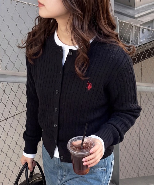 U.S. POLO ASSN.(ユーエスポロアッスン)の「【U.S. POLO ASSN.】26AW新色入荷 ワンポイントロゴ ポニー刺繍 ミニケーブルカーディガン(カーディガン/ボレロ・レディース・グレー/ワイン/アイボリー/ブラック/ネイビー/ブラウン・L/M)」の1枚目の写真