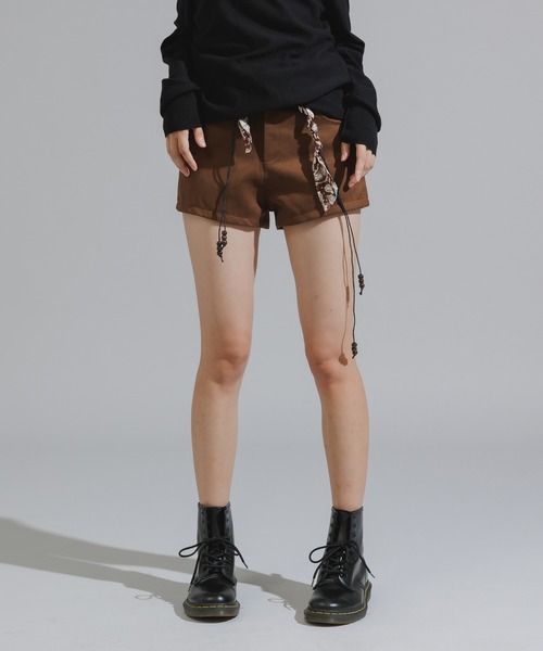 Chick（チック）の「Wood Bead Cord with Bandana Faux Suede Shorts / バンダナ付きウッドビーズコード フェイクスウェードショートパンツ（その他パンツ・レディース・ブラック/ブラウン/カーキ・FREE）」の13枚目の写真