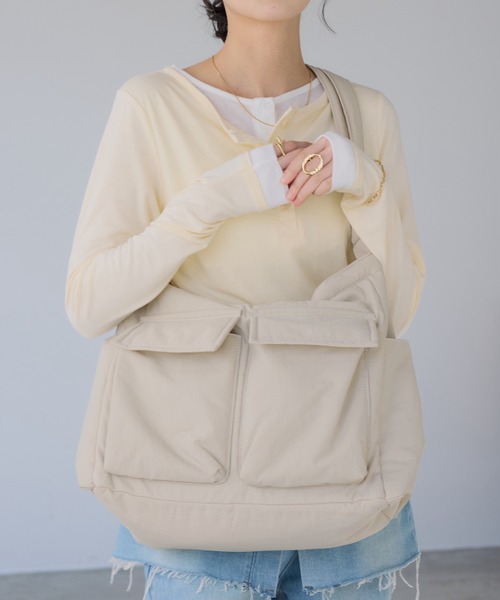 210nouve（トゥージュヌーブ）の「マルチポケット ナイロン ビッグ ショルダーバッグ（ショルダーバッグ・レディース・ブラック/アイボリー/ネイビー・FREE）」の2枚目の写真