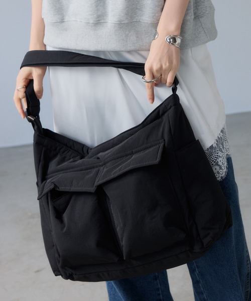 210nouve（トゥージュヌーブ）の「マルチポケット ナイロン ビッグ ショルダーバッグ（ショルダーバッグ・レディース・ブラック/アイボリー/ネイビー・FREE）」の3枚目の写真