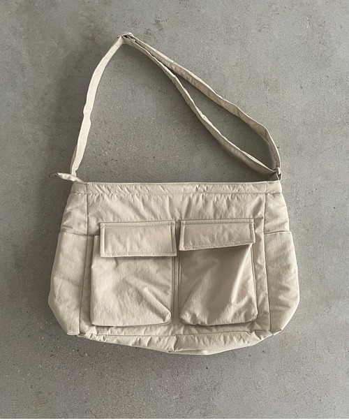 210nouve（トゥージュヌーブ）の「マルチポケット ナイロン ビッグ ショルダーバッグ（ショルダーバッグ・レディース・ブラック/アイボリー/ネイビー・FREE）」の15枚目の写真