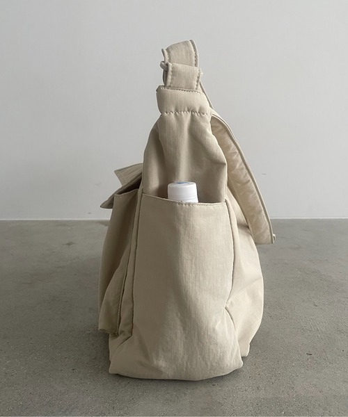 210nouve（トゥージュヌーブ）の「マルチポケット ナイロン ビッグ ショルダーバッグ（ショルダーバッグ・レディース・ブラック/アイボリー/ネイビー・FREE）」の16枚目の写真