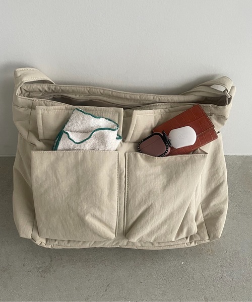 210nouve（トゥージュヌーブ）の「マルチポケット ナイロン ビッグ ショルダーバッグ（ショルダーバッグ・レディース・ブラック/アイボリー/ネイビー・FREE）」の12枚目の写真