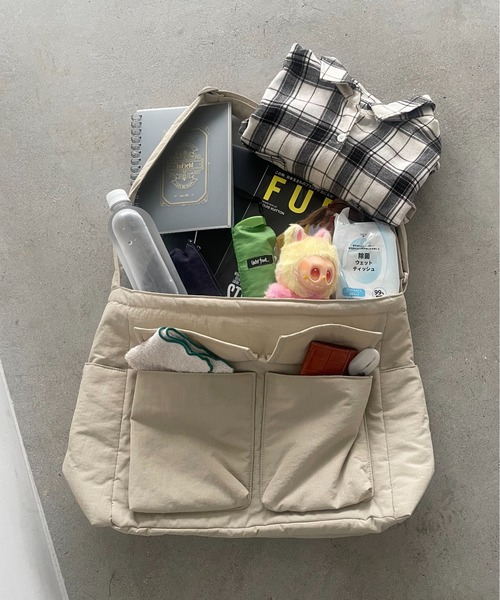 210nouve（トゥージュヌーブ）の「マルチポケット ナイロン ビッグ ショルダーバッグ（ショルダーバッグ・レディース・ブラック/アイボリー/ネイビー・FREE）」の4枚目の写真