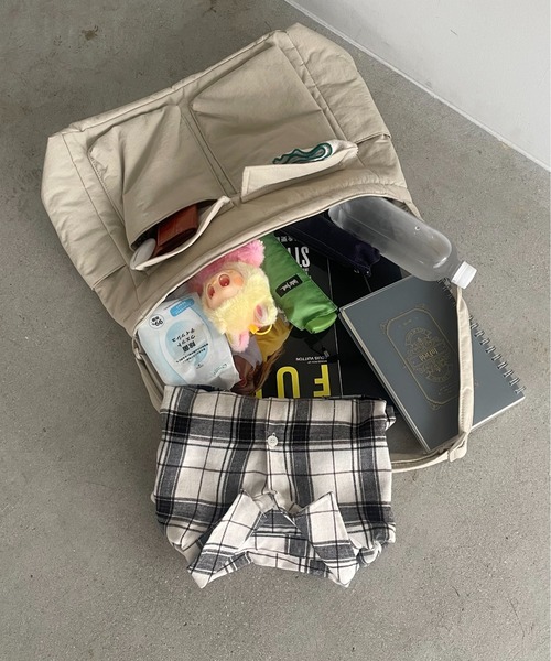 210nouve（トゥージュヌーブ）の「マルチポケット ナイロン ビッグ ショルダーバッグ（ショルダーバッグ・レディース・ブラック/アイボリー/ネイビー・FREE）」の5枚目の写真