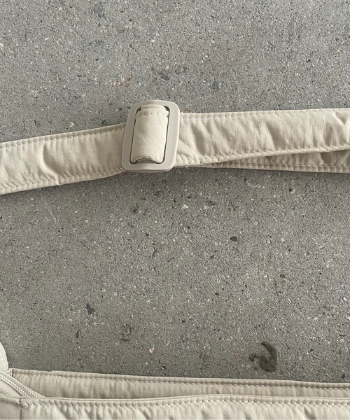 210nouve（トゥージュヌーブ）の「マルチポケット ナイロン ビッグ ショルダーバッグ（ショルダーバッグ・レディース・ブラック/アイボリー/ネイビー・FREE）」の13枚目の写真