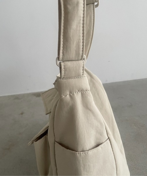 210nouve（トゥージュヌーブ）の「マルチポケット ナイロン ビッグ ショルダーバッグ（ショルダーバッグ・レディース・ブラック/アイボリー/ネイビー・FREE）」の14枚目の写真