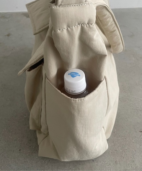 210nouve（トゥージュヌーブ）の「マルチポケット ナイロン ビッグ ショルダーバッグ（ショルダーバッグ・レディース・ブラック/アイボリー/ネイビー・FREE）」の8枚目の写真