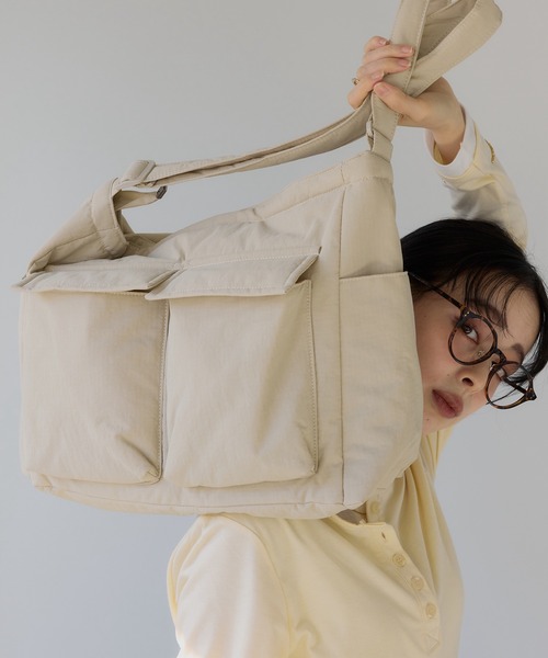 210nouve（トゥージュヌーブ）の「マルチポケット ナイロン ビッグ ショルダーバッグ（ショルダーバッグ・レディース・ブラック/アイボリー/ネイビー・FREE）」の18枚目の写真