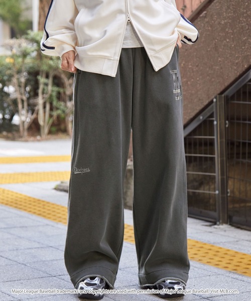 MLB（メジャーリーグベースボール）の「MLB/メジャーリーグベースボール 別注 ワッペン刺繍 ピグメント加工 ヴィンテージ ビッグシルエット 裏起毛 ワイドスウェットパンツ【セットアップ対応】（スウェットパンツ・メンズ・ブラック系/アッシュブラウン/ブラック・L/M/S）」の2枚目の写真