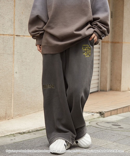 MLB（メジャーリーグベースボール）の「MLB/メジャーリーグベースボール 別注 ワッペン刺繍 ピグメント加工 ヴィンテージ ビッグシルエット 裏起毛 ワイドスウェットパンツ【セットアップ対応】（スウェットパンツ・メンズ・ブラック系/アッシュブラウン/ブラック・L/M/S）」の4枚目の写真