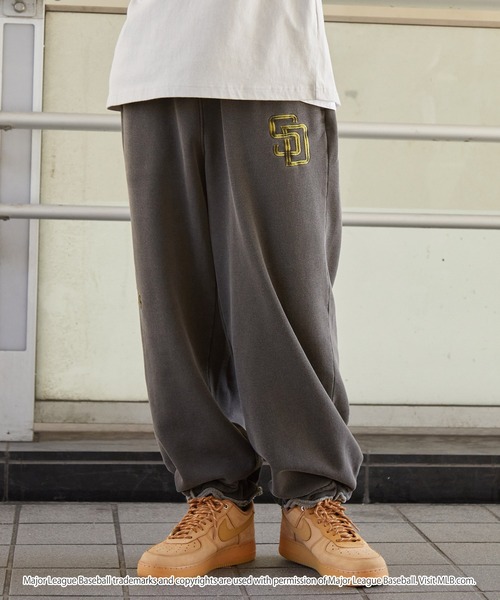 MLB（メジャーリーグベースボール）の「MLB/メジャーリーグベースボール 別注 ワッペン刺繍 ピグメント加工 ヴィンテージ ビッグシルエット 裏起毛 ワイドスウェットパンツ【セットアップ対応】（スウェットパンツ・メンズ・ブラック系/アッシュブラウン/ブラック・L/M/S）」の22枚目の写真