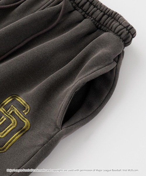 MLB（メジャーリーグベースボール）の「MLB/メジャーリーグベースボール 別注 ワッペン刺繍 ピグメント加工 ヴィンテージ ビッグシルエット 裏起毛 ワイドスウェットパンツ【セットアップ対応】（スウェットパンツ・メンズ・ブラック系/アッシュブラウン/ブラック・L/M/S）」の14枚目の写真