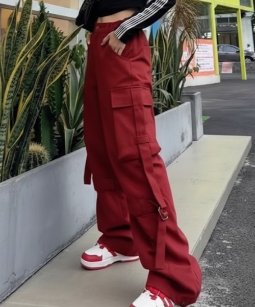 cammie(キャミー)の「レッグベルト付きカーゴパンツ(カーゴパンツ・レディース・ブラック/レッド・M/L)」の2枚目の写真