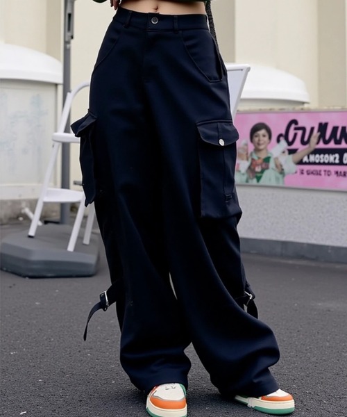cammie(キャミー)の「レッグベルト付きカーゴパンツ(カーゴパンツ・レディース・ブラック/レッド・M/L)」の1枚目の写真