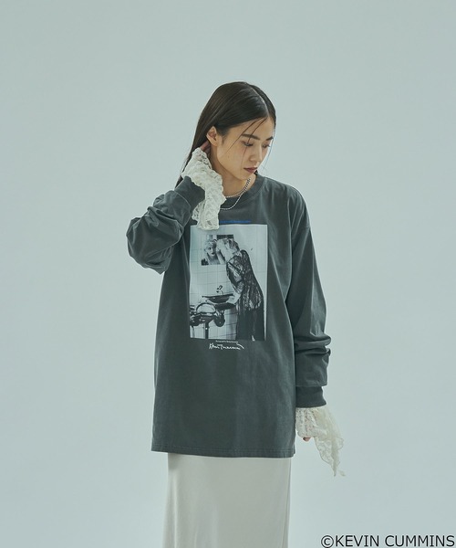 ROSE BUD(ローズバッド)の「(CREOLME)KEVIN CUMMINS PHOTO L/S TEE(Tシャツ/カットソー・レディース・ブラック/ホワイト・ONE SIZE)」の1枚目の写真