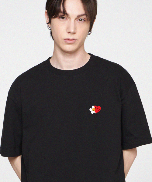 GRAVER（グレーバー）の「[ユニセックス]フラワーハートハーフスマイル半袖Tシャツ_ブラック（Tシャツ/カットソー・レディース・ブラック・SMALL/MEDIUM/LARGE）」の2枚目の写真