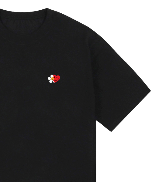 GRAVER（グレーバー）の「[ユニセックス]フラワーハートハーフスマイル半袖Tシャツ_ブラック（Tシャツ/カットソー・レディース・ブラック・SMALL/MEDIUM/LARGE）」の3枚目の写真