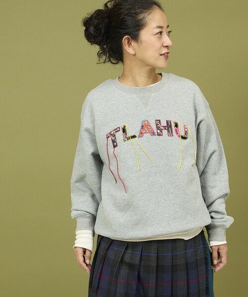 Freada（フリーダ）の「Freada/フリーダ ワッペンビジューロゴスウェット（スウェット・レディース・グレー/ブラウン・ONE SIZE）」の2枚目の写真