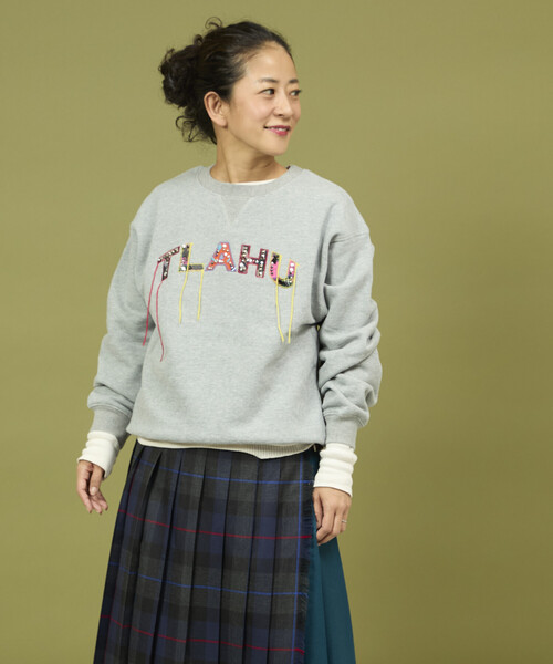 Freada（フリーダ）の「Freada/フリーダ ワッペンビジューロゴスウェット（スウェット・レディース・グレー/ブラウン・ONE SIZE）」の3枚目の写真