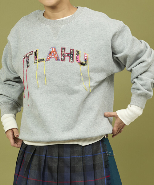 Freada（フリーダ）の「Freada/フリーダ ワッペンビジューロゴスウェット（スウェット・レディース・グレー/ブラウン・ONE SIZE）」の4枚目の写真