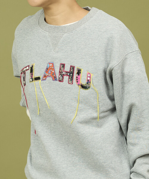 Freada（フリーダ）の「Freada/フリーダ ワッペンビジューロゴスウェット（スウェット・レディース・グレー/ブラウン・ONE SIZE）」の5枚目の写真