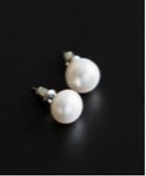 A part by（アパートバイ）の「ヒトツブパールピアス（ピアス（両耳用）・レディース・アイボリー/ネイビー・FREE）」の2枚目の写真