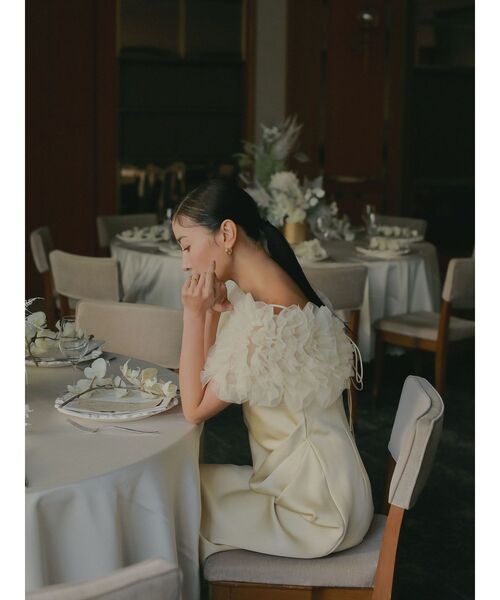 LAGUNAMOON(ラグナムーン)の「【ソンイさんコラボ】LADYチュールショールキャミドレス 結婚式 お呼ばれ(ドレス・レディース・チャコールグレー/イエロー・MEDIUM/SMALL)」の6枚目の写真
