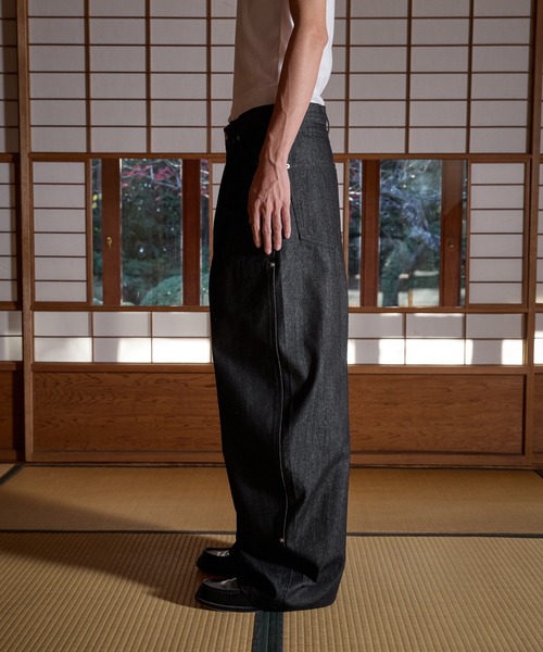 kutir（クティール）の「DOUBLE KNEE CURVE BUGGY RIGID DENIM PANTS／ダブルニーカーブバギーリジットデニムパンツ（デニムパンツ・メンズ・インディゴブルー/ブラック・SMALL/MEDIUM/LARGE）」の16枚目の写真