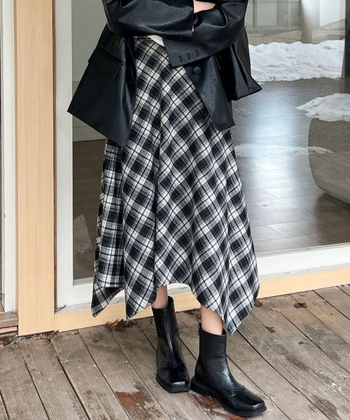 &soiree(アンドソワレ)の「アシンメトリーミモレ丈チェック柄スカート(スカート・レディース・ブラウン/ネイビー・X-LARGE/LARGE/MEDIUM/SMALL)」の2枚目の写真