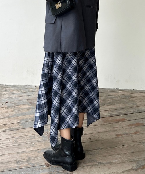 &soiree(アンドソワレ)の「アシンメトリーミモレ丈チェック柄スカート(スカート・レディース・ブラウン/ネイビー・X-LARGE/LARGE/MEDIUM/SMALL)」の6枚目の写真
