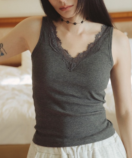 FUULLY STUDIO(フーリィーステューディオ)の「レースVリブタンクトップ(タンクトップ・レディース・チャコールグレー/ホワイト/ブラック・FREE)」の3枚目の写真
