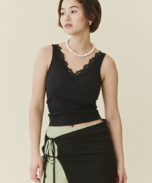 FUULLY STUDIO(フーリィーステューディオ)の「レースVリブタンクトップ(タンクトップ・レディース・チャコールグレー/ホワイト/ブラック・FREE)」の2枚目の写真