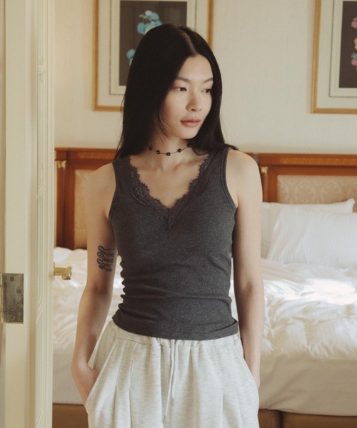 FUULLY STUDIO(フーリィーステューディオ)の「レースVリブタンクトップ(タンクトップ・レディース・チャコールグレー/ホワイト/ブラック・FREE)」の10枚目の写真
