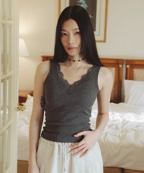 FUULLY STUDIO(フーリィーステューディオ)の「レースVリブタンクトップ(タンクトップ・レディース・チャコールグレー/ホワイト/ブラック・FREE)」の11枚目の写真