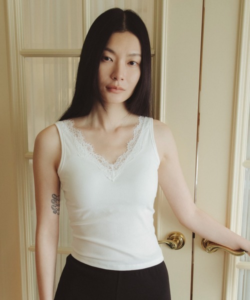 FUULLY STUDIO(フーリィーステューディオ)の「レースVリブタンクトップ(タンクトップ・レディース・チャコールグレー/ホワイト/ブラック・FREE)」の4枚目の写真