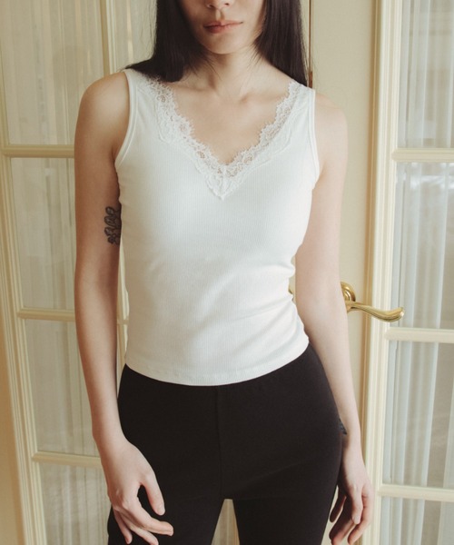FUULLY STUDIO(フーリィーステューディオ)の「レースVリブタンクトップ(タンクトップ・レディース・チャコールグレー/ホワイト/ブラック・FREE)」の5枚目の写真