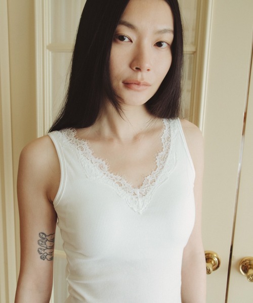 FUULLY STUDIO(フーリィーステューディオ)の「レースVリブタンクトップ(タンクトップ・レディース・チャコールグレー/ホワイト/ブラック・FREE)」の6枚目の写真