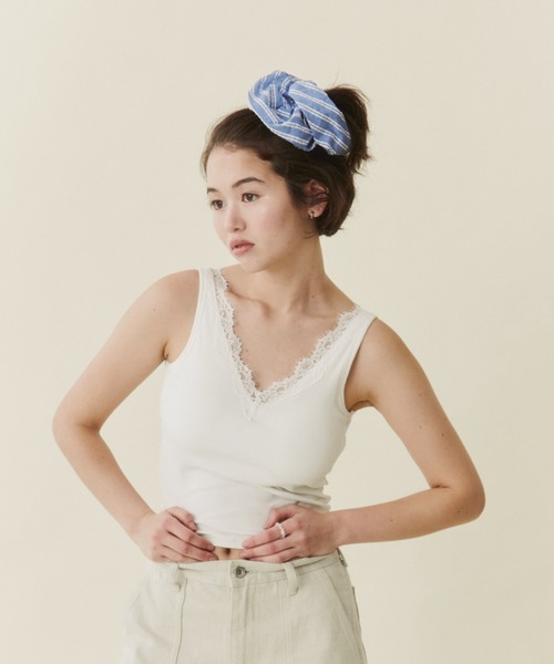 FUULLY STUDIO(フーリィーステューディオ)の「レースVリブタンクトップ(タンクトップ・レディース・チャコールグレー/ホワイト/ブラック・FREE)」の9枚目の写真