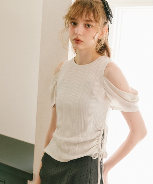 idem(イデム)の「open shoulder glitter tops / オープンショルダーグリッタートップス(Tシャツ/カットソー・レディース・アイボリー/ブラック・FREE)」の1枚目の写真