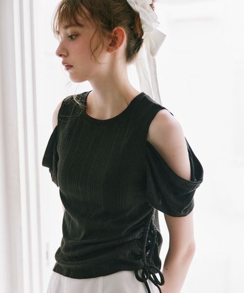 idem(イデム)の「open shoulder glitter tops / オープンショルダーグリッタートップス(Tシャツ/カットソー・レディース・アイボリー/ブラック・FREE)」の2枚目の写真