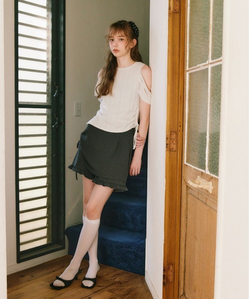 idem(イデム)の「open shoulder glitter tops / オープンショルダーグリッタートップス(Tシャツ/カットソー・レディース・アイボリー/ブラック・FREE)」の3枚目の写真