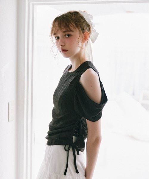 idem(イデム)の「open shoulder glitter tops / オープンショルダーグリッタートップス(Tシャツ/カットソー・レディース・アイボリー/ブラック・FREE)」の19枚目の写真