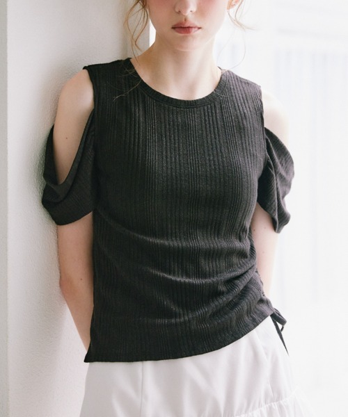idem(イデム)の「open shoulder glitter tops / オープンショルダーグリッタートップス(Tシャツ/カットソー・レディース・アイボリー/ブラック・FREE)」の20枚目の写真