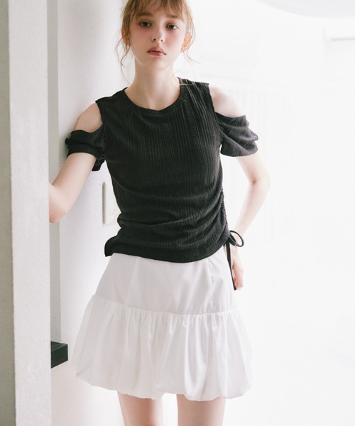idem(イデム)の「open shoulder glitter tops / オープンショルダーグリッタートップス(Tシャツ/カットソー・レディース・アイボリー/ブラック・FREE)」の9枚目の写真