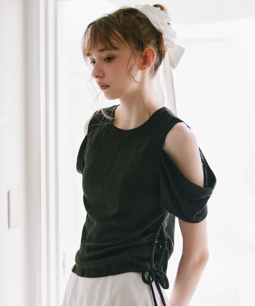 idem(イデム)の「open shoulder glitter tops / オープンショルダーグリッタートップス(Tシャツ/カットソー・レディース・アイボリー/ブラック・FREE)」の14枚目の写真