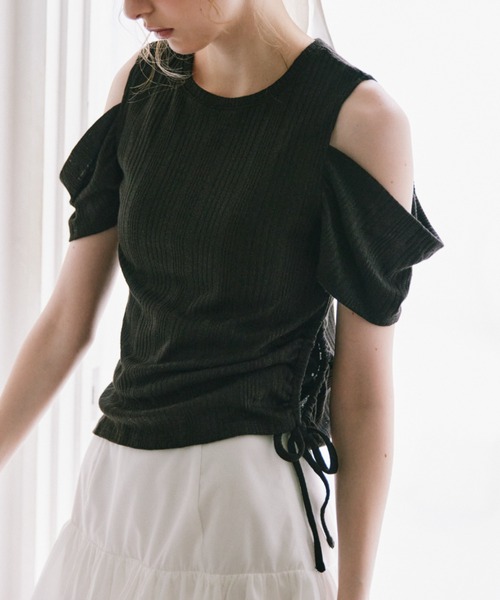 idem(イデム)の「open shoulder glitter tops / オープンショルダーグリッタートップス(Tシャツ/カットソー・レディース・アイボリー/ブラック・FREE)」の16枚目の写真