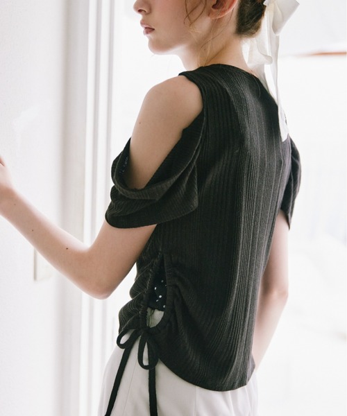 idem(イデム)の「open shoulder glitter tops / オープンショルダーグリッタートップス(Tシャツ/カットソー・レディース・アイボリー/ブラック・FREE)」の13枚目の写真