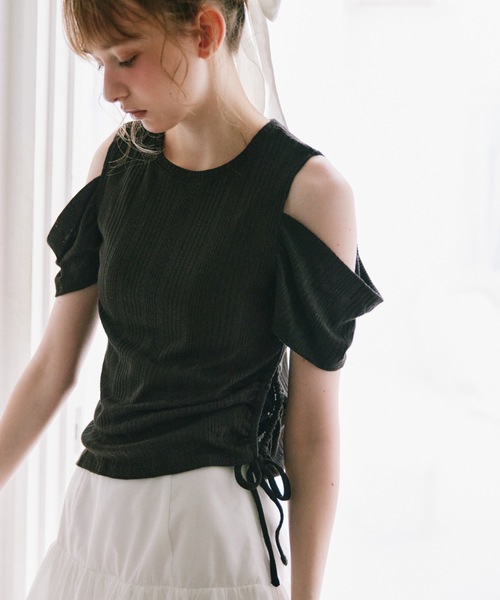 idem(イデム)の「open shoulder glitter tops / オープンショルダーグリッタートップス(Tシャツ/カットソー・レディース・アイボリー/ブラック・FREE)」の11枚目の写真